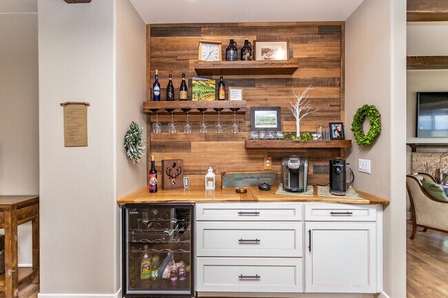 Building Photo - Stunning Flying Horse Patio Home with Stunning Views!!