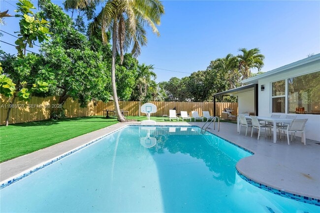 Building Photo - 10801 Peachtree Dr