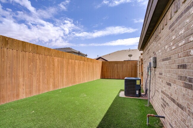 Building Photo - Modern townhome in South Lubbock