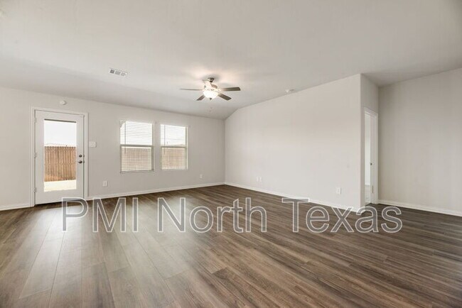 Building Photo - 3904 High Valley Dr