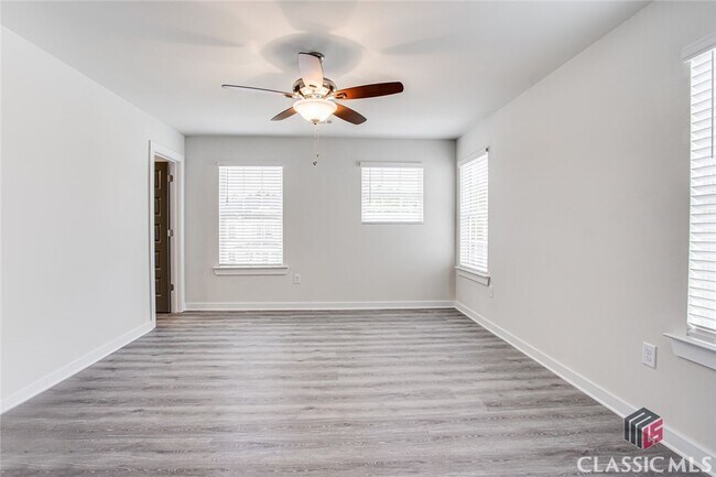 Building Photo - 715 W Vincent Dr
