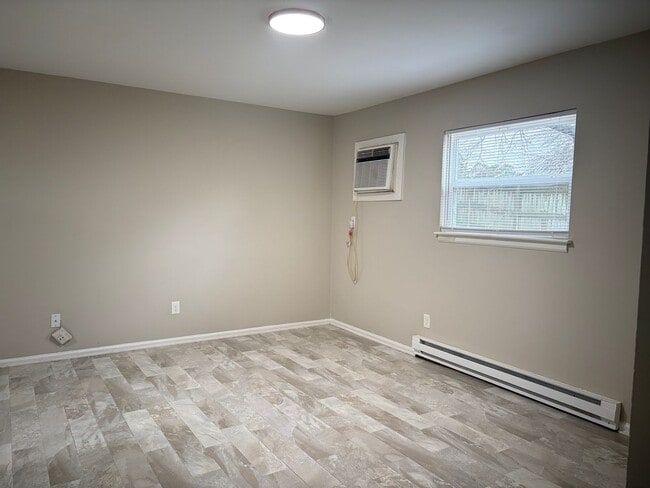 Building Photo - 3 Bedroom, 1.5 Bathroom Home in Greensboro!