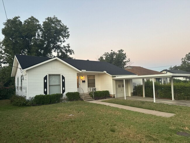 Building Photo - CUTE!!! 2 Bedroom 1 Bath Cute Home with Beautiful Landscaping and Garage