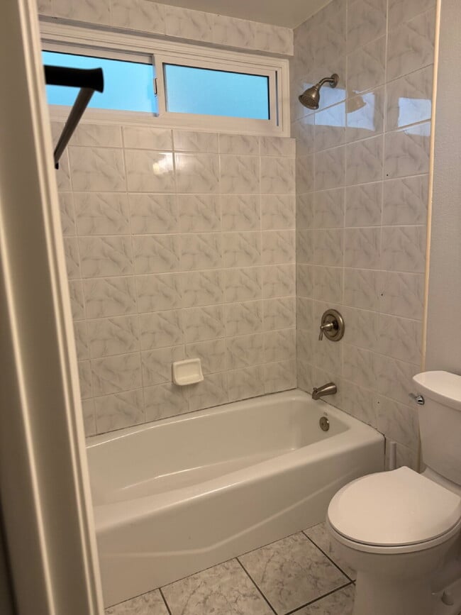 Building Photo - Beautifully remodeled home - Must see!   1...