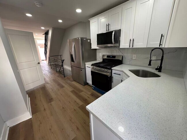 Building Photo - 3b1b house available in South Philly