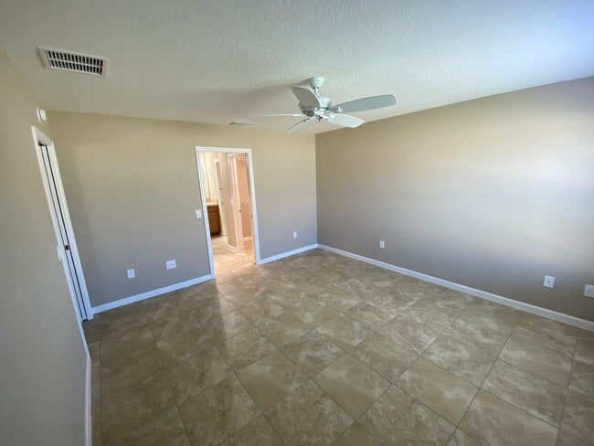 Building Photo - Beautiful Unfurnished 3 bed, 2 bath ANNUAL...