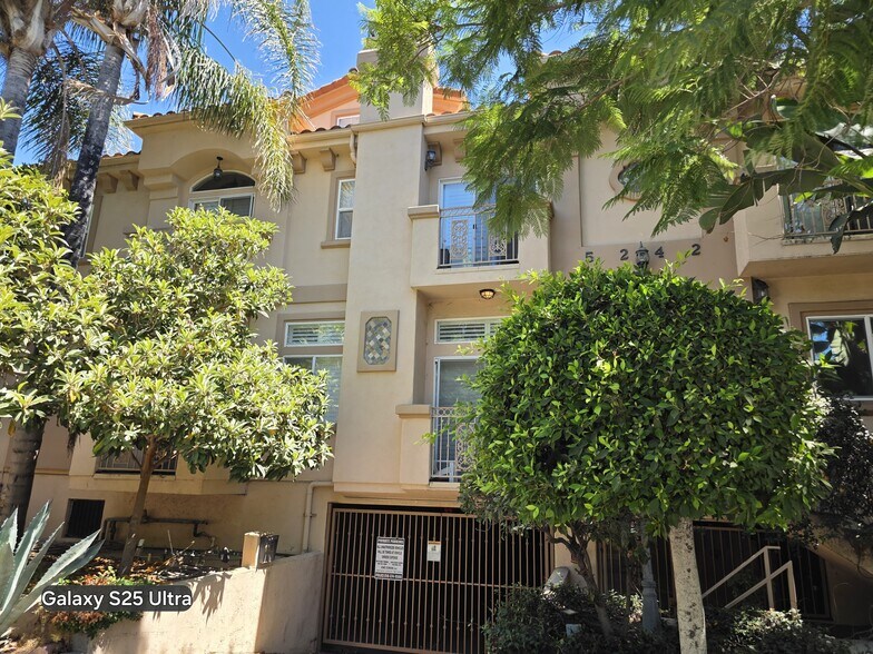 Building Photo - 5242 Vesper Ave