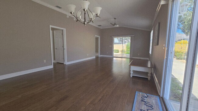 Building Photo - 2 bedroom 2 bath located in Ashleigh Villas