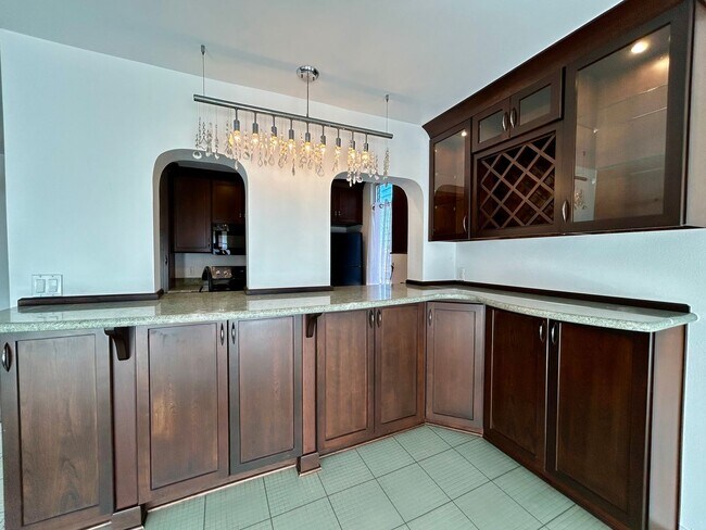 Building Photo - Prime 2 Bed, 2 Bath in La Jolla!