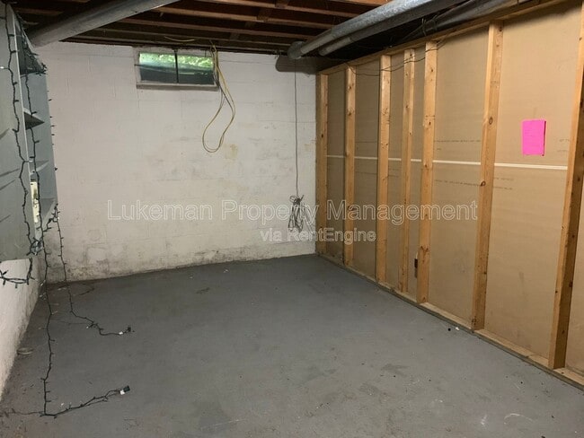 Building Photo - 833 Westmoreland Ave