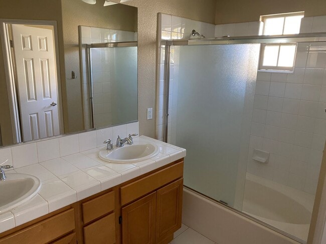 Building Photo - Beautiful Townhouse in Escala