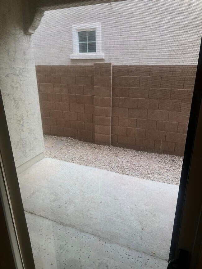 Building Photo - 4-bedroom and loft in the Willows with com...