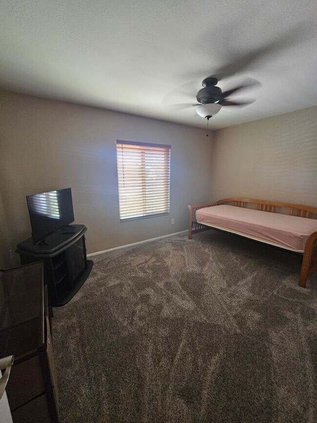 Building Photo - 3 Bedroom 2 Bath Furnished Home