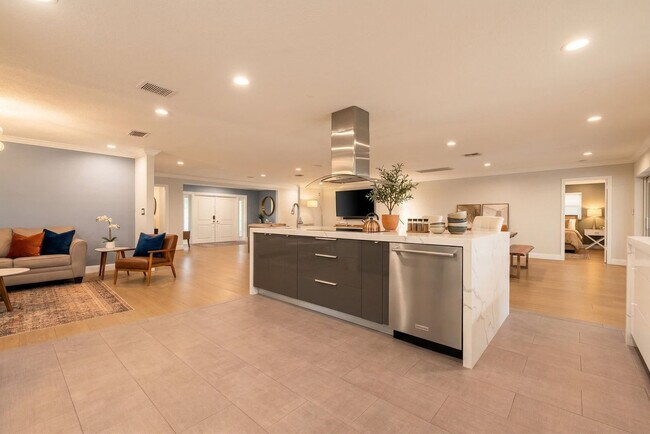 Building Photo - 5841 Bayview Dr