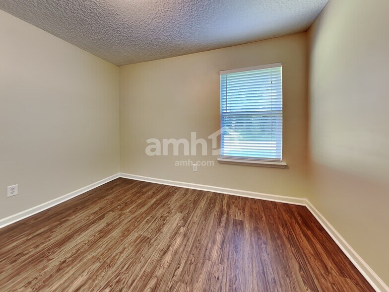 Building Photo - 7152 Rapid River Dr N