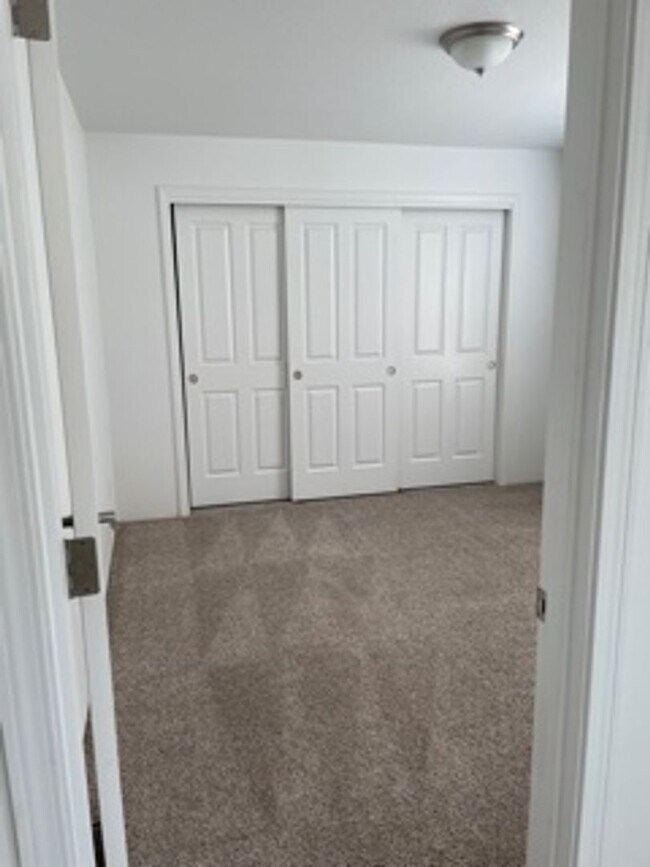 Building Photo - 3 BEDROOMS SINGLE LEVEL HOME