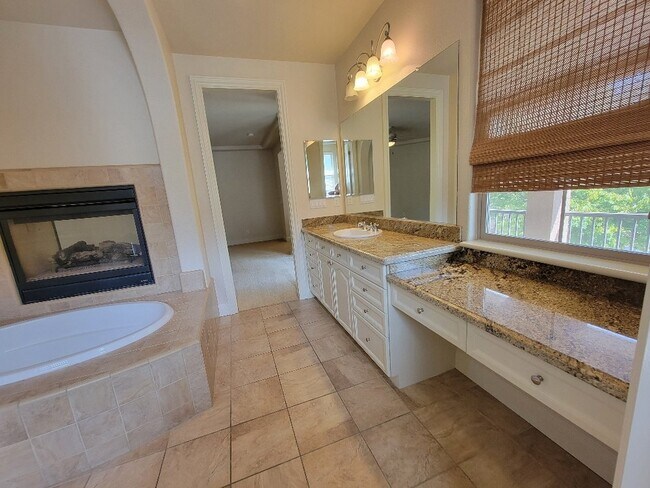 Building Photo - Beautiful 5 bedroom home in Empire Ranch
