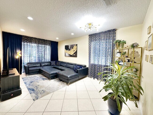 Building Photo - 5152 Woodfield Way