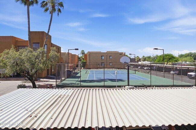 Building Photo - 1810 E Blacklidge Dr