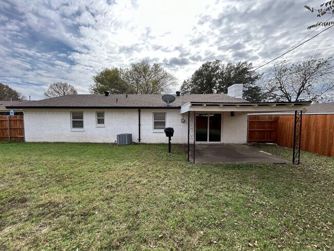 Building Photo - 1115 Westmoreland Dr