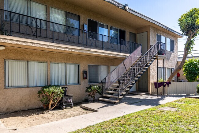 Building Photo - 134 E. Wakefield