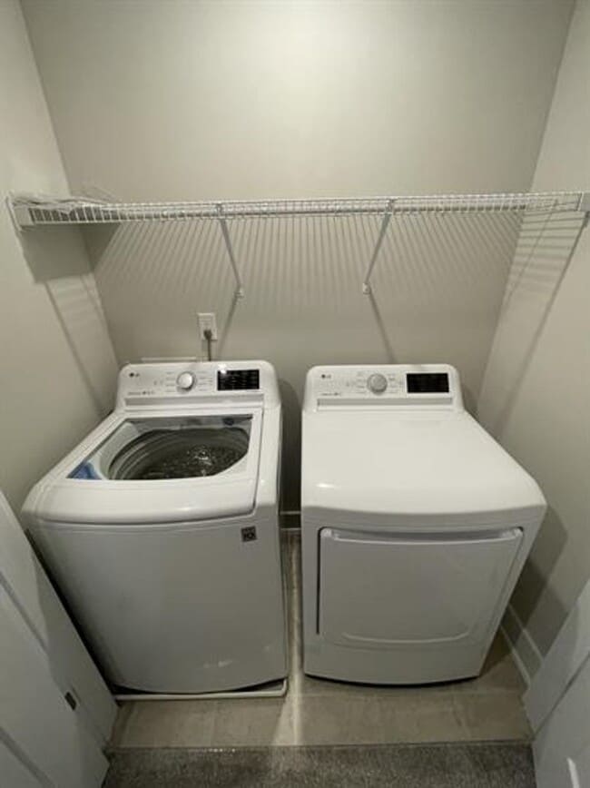 Building Photo - Spacious - Close to Downtown Greenville 3/2.5 Available April 1st