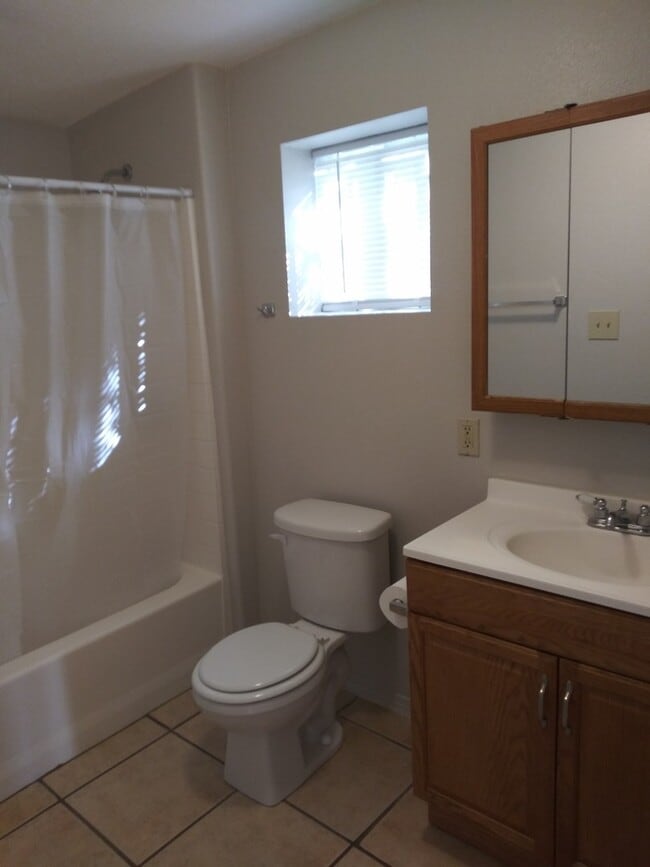 Building Photo - Renovated super cute 2 bedroom home