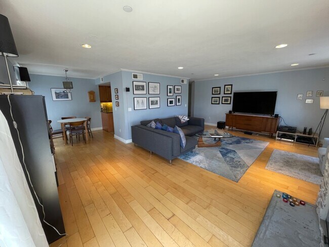 Building Photo - 1951 N Beachwood Dr