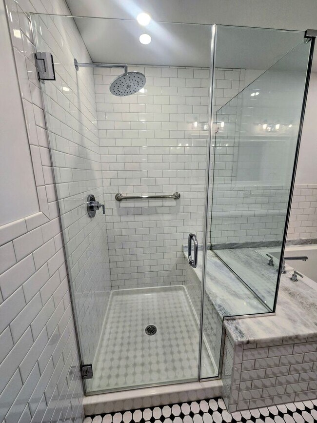 Building Photo - 1815 Main St