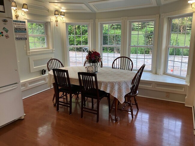 Building Photo - Furnished 6 month rental