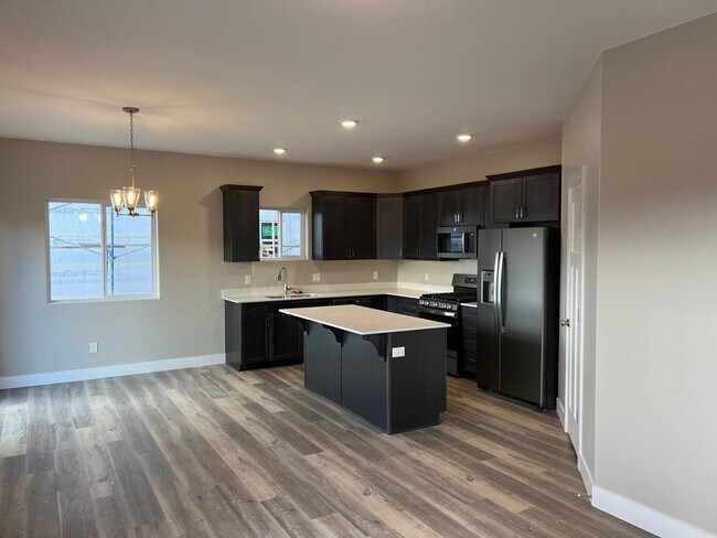 Building Photo - Brand new 3 bedroom 2.5 bathroom townhome