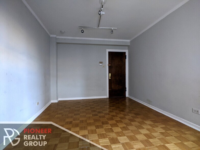 Building Photo - 739 W Belmont Ave