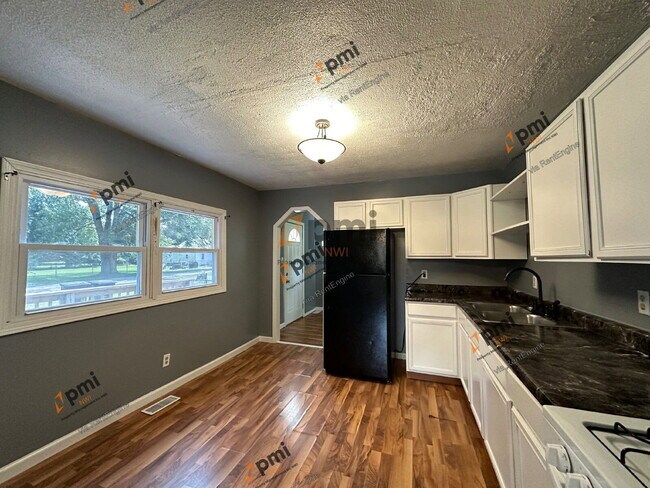 Building Photo - 3464 Iowa St