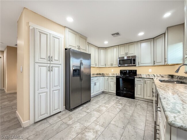 Building Photo - 2115 St Croix Ave