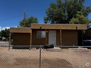 Building Photo - Renovated super cute 2 bedroom home