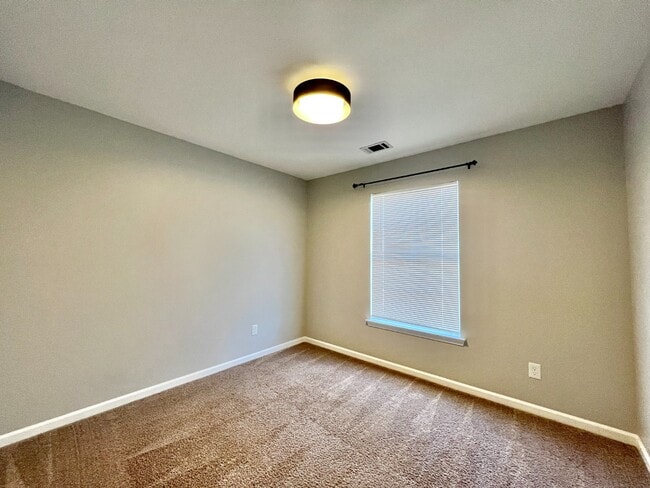 Building Photo - UPDATED, 4 Bedrooms!