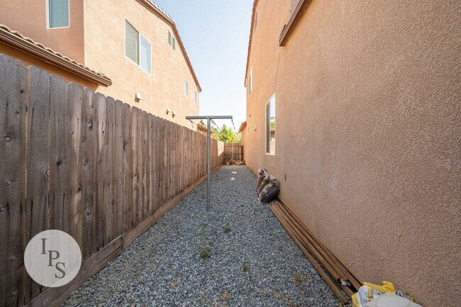 Building Photo - Clovis Eastside Home, 4BR/3BA, Built 2017 - Lots of Amenities!