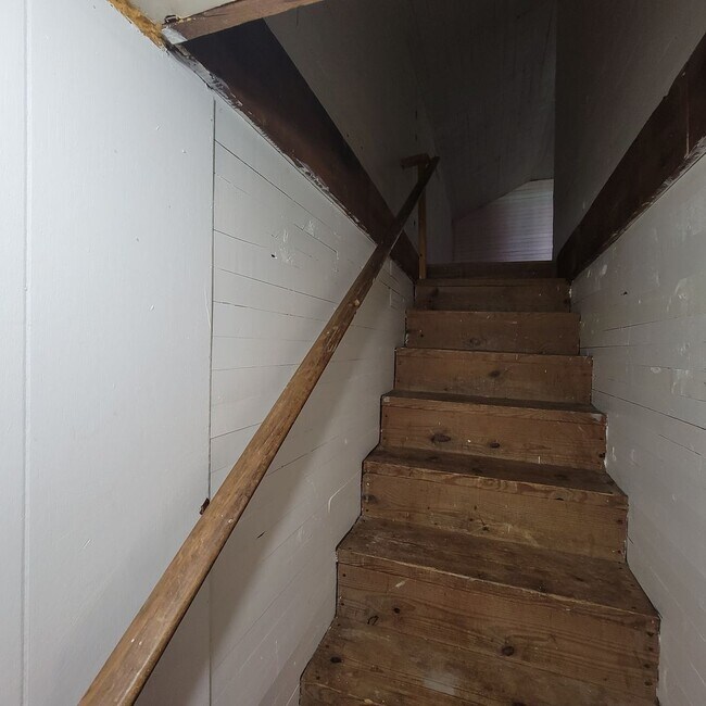 Building Photo - 3/1-Livingston City Limits-Finished Attic ...