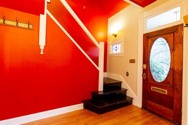 Building Photo - Gorgeous 3 Bedroom House with Bonus Room, ...