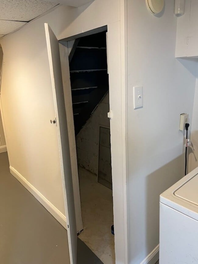 Building Photo - 3 Bedroom Home with Basement and yard