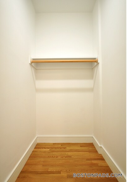 Building Photo - 877 Beacon St
