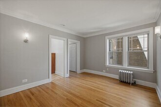 Building Photo - Large Studio in Andersonville