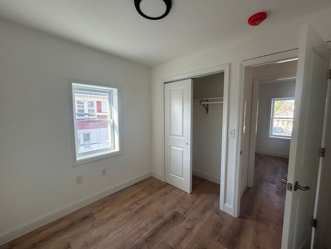 Building Photo - Gorgeous 3 bedroom 1 1/2 bathroom Single F...