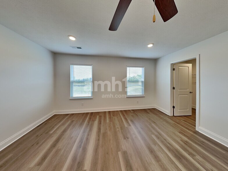 Building Photo - 9166 Henley Ave