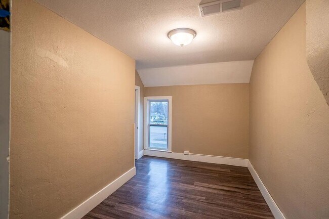 Building Photo - 4 Bedroom 1 Bath - Short term lease available contact for more information