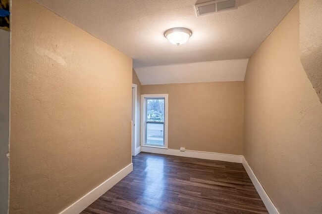 Building Photo - 4 Bedroom 1 Bath