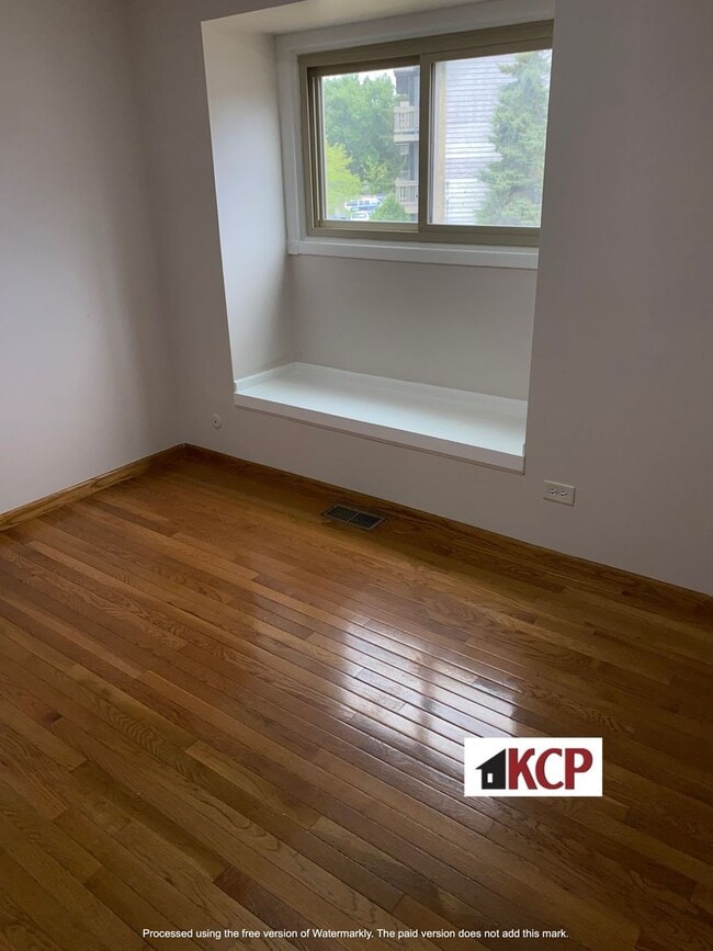 Building Photo - 2/3 Bedroom Townhouse in Gurnee School Dist