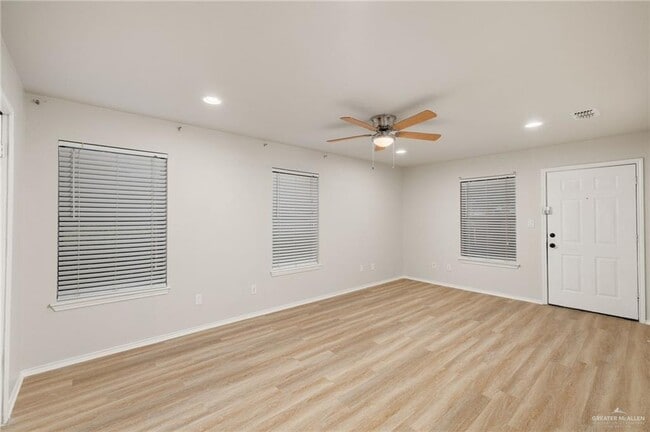 Building Photo - 15 Camelot Dr