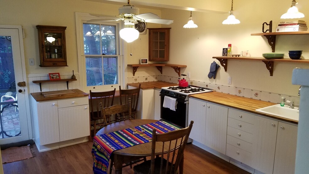 Kitchen - 305 N 37th St