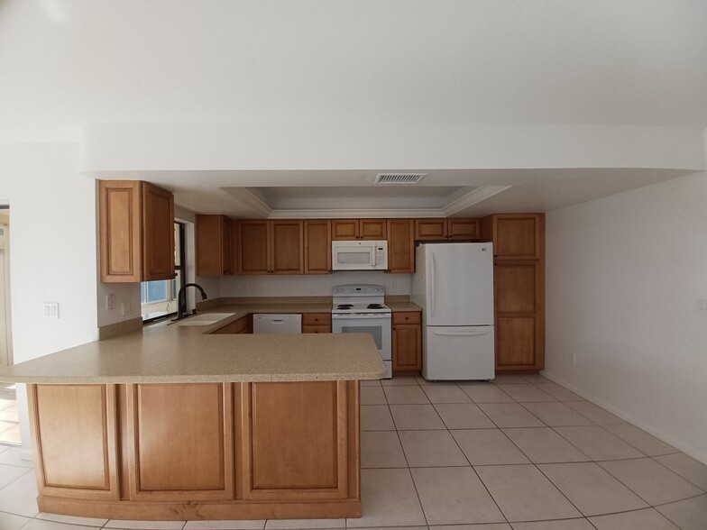 Building Photo - SECTION 8!! 3/2 With Fenced Yard!!!